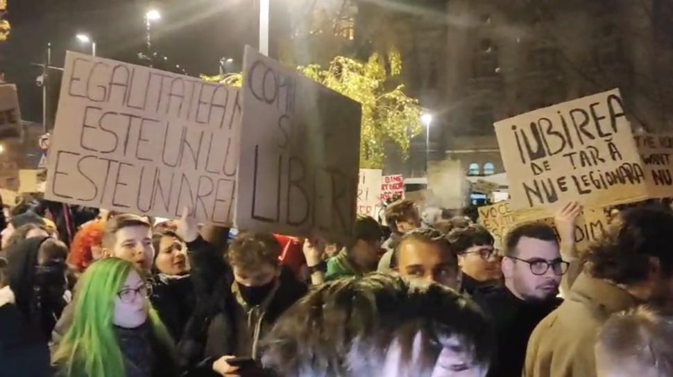A treia seară de proteste în marile orașe. Sute de persoane au ieșit în Piața Victoriei: „Iubirea de țară nu e legionară” 938006