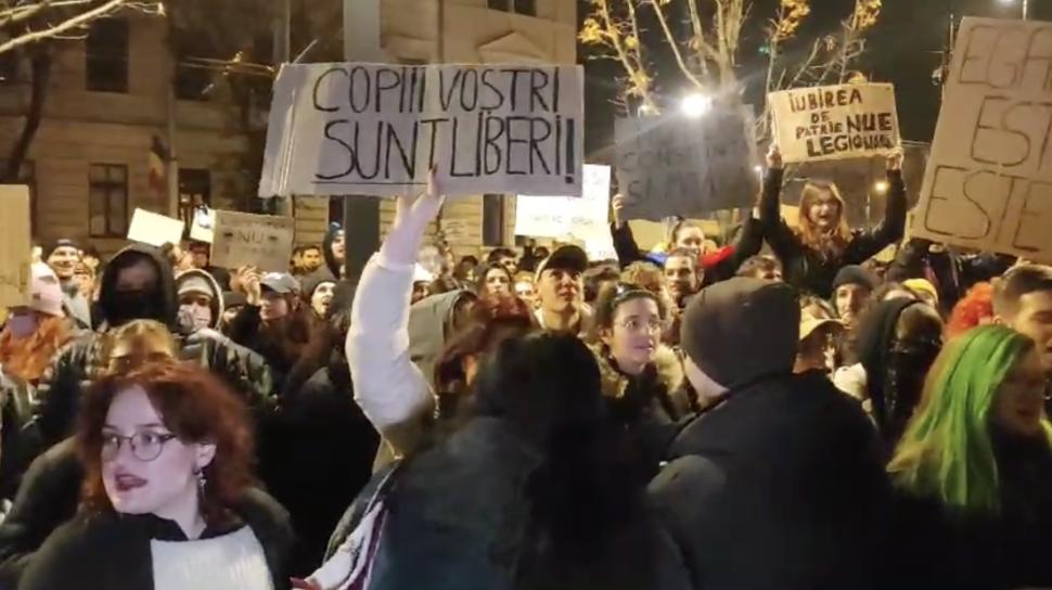 A treia seară de proteste în marile orașe. Sute de persoane au ieșit în Piața Victoriei: „Iubirea de țară nu e legionară” 938007