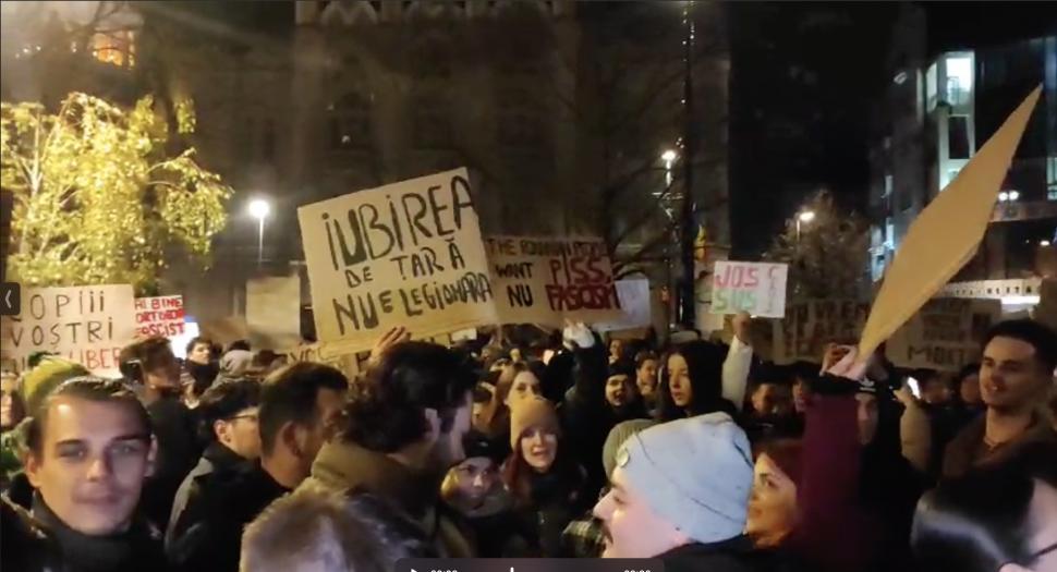 A treia seară de proteste în marile orașe. Sute de persoane au ieșit în Piața Victoriei: „Iubirea de țară nu e legionară” 938008