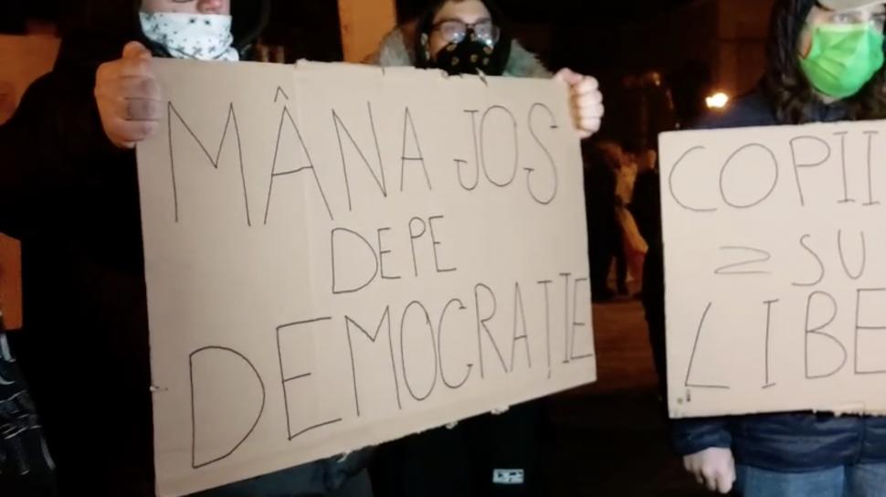 A treia seară de proteste în marile orașe. Sute de persoane au ieșit în Piața Victoriei: „Iubirea de țară nu e legionară” 938011