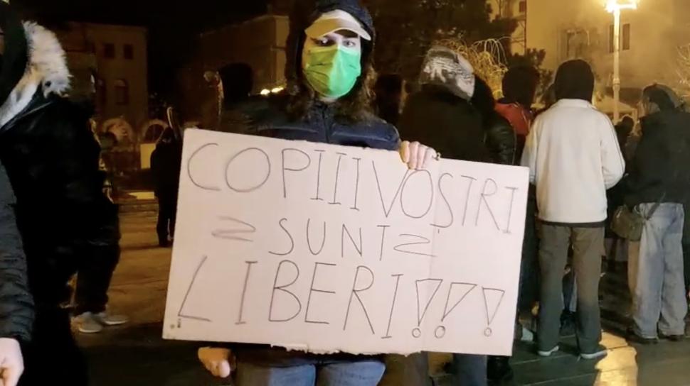 A treia seară de proteste în marile orașe. Sute de persoane au ieșit în Piața Victoriei: „Iubirea de țară nu e legionară” 938012