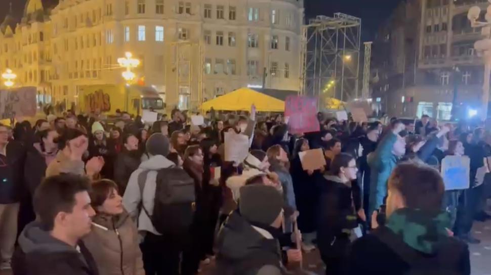 A treia seară de proteste în marile orașe. Sute de persoane au ieșit în Piața Victoriei: „Iubirea de țară nu e legionară” 938013