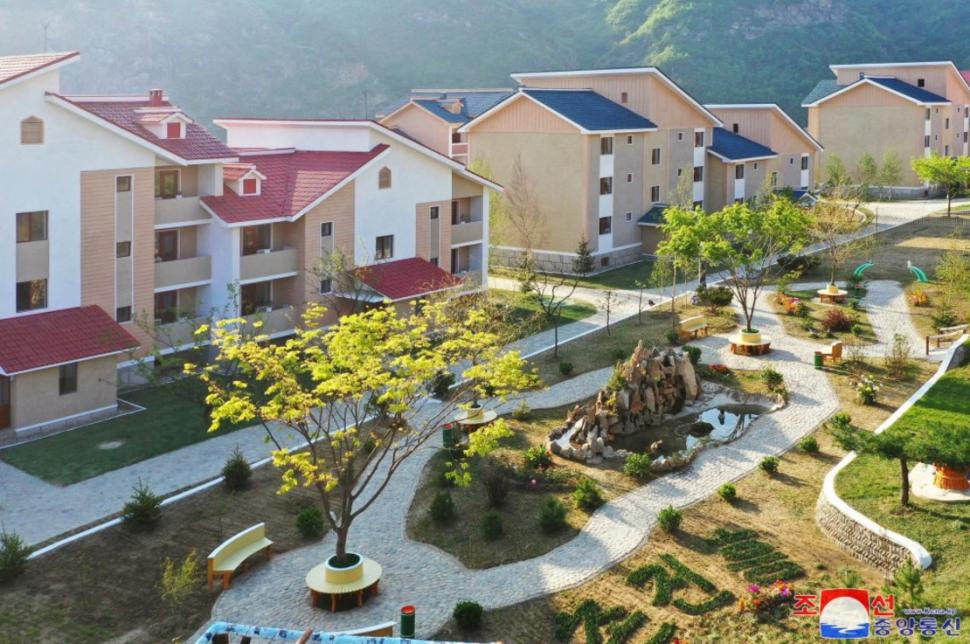 Nord-coreenii mor de foame, dar Kim Jong Un se laudă că le construiește sate „de lux” 937876