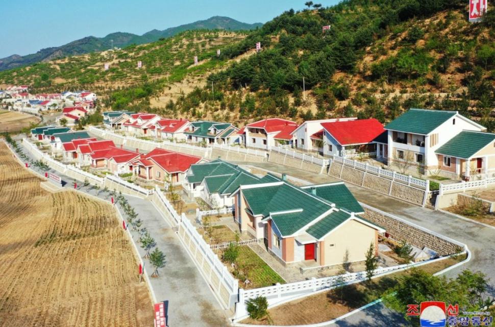 Nord-coreenii mor de foame, dar Kim Jong Un se laudă că le construiește sate „de lux” 937877