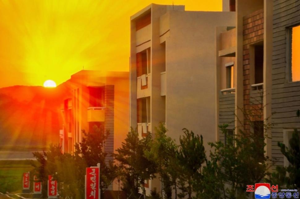 Nord-coreenii mor de foame, dar Kim Jong Un se laudă că le construiește sate „de lux” 937878