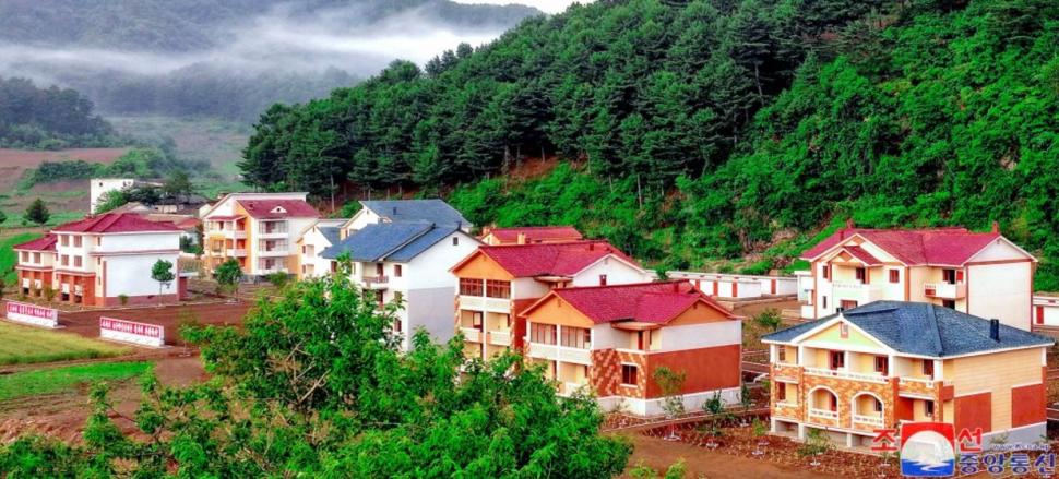 Nord-coreenii mor de foame, dar Kim Jong Un se laudă că le construiește sate „de lux” 937879