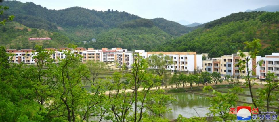 Nord-coreenii mor de foame, dar Kim Jong Un se laudă că le construiește sate „de lux” 937880