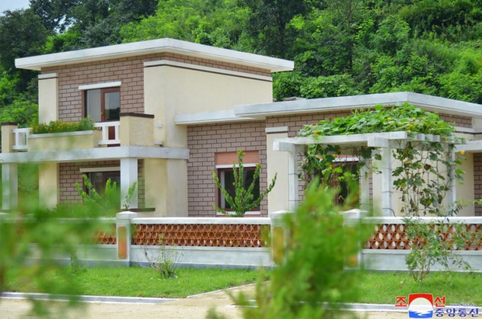 Nord-coreenii mor de foame, dar Kim Jong Un se laudă că le construiește sate „de lux” 937881