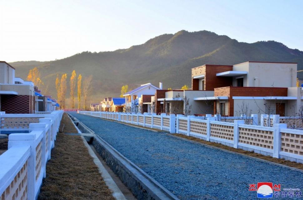 Nord-coreenii mor de foame, dar Kim Jong Un se laudă că le construiește sate „de lux” 937882