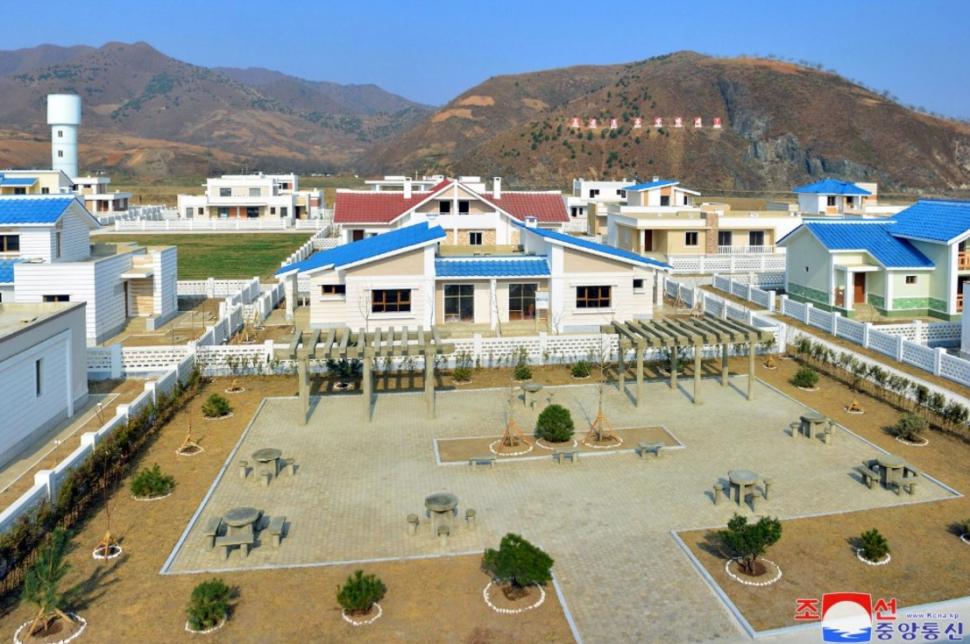 Nord-coreenii mor de foame, dar Kim Jong Un se laudă că le construiește sate „de lux” 937883