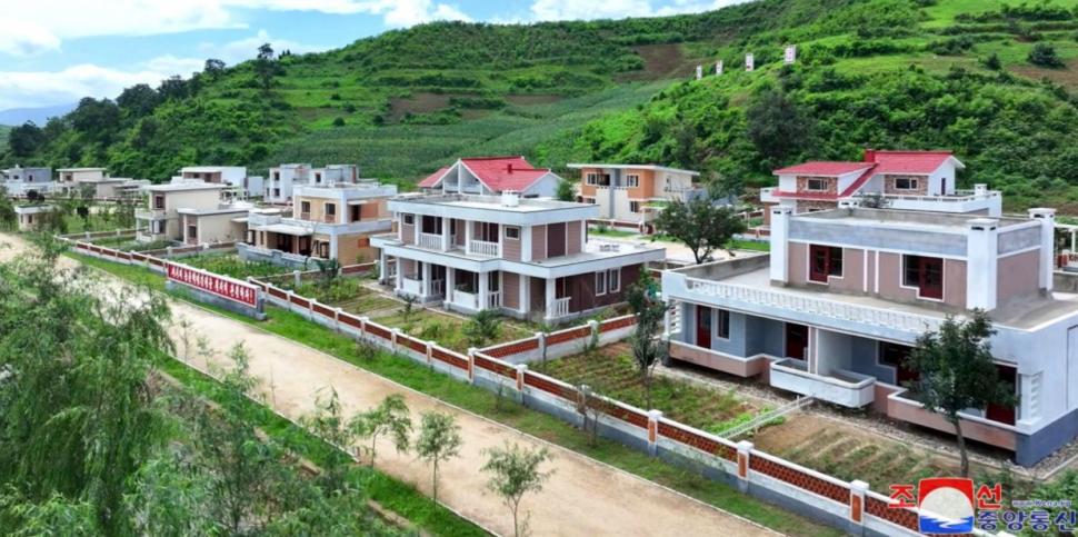 Nord-coreenii mor de foame, dar Kim Jong Un se laudă că le construiește sate „de lux” 937884