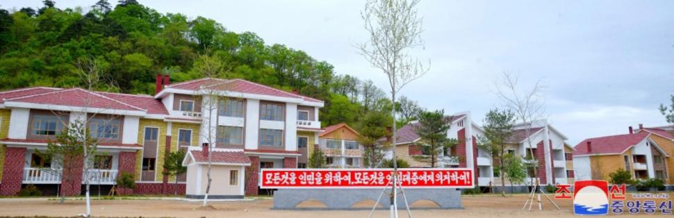 Nord-coreenii mor de foame, dar Kim Jong Un se laudă că le construiește sate „de lux” 937885