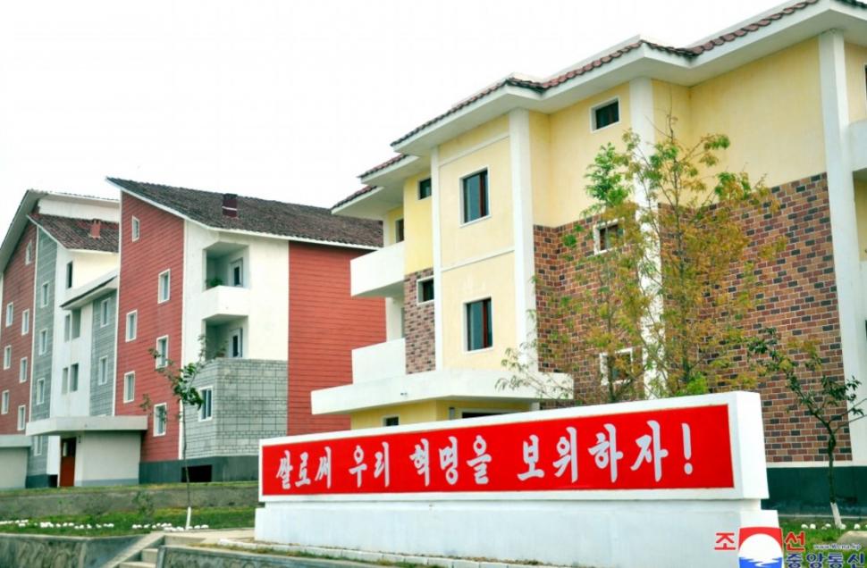 Nord-coreenii mor de foame, dar Kim Jong Un se laudă că le construiește sate „de lux” 937886