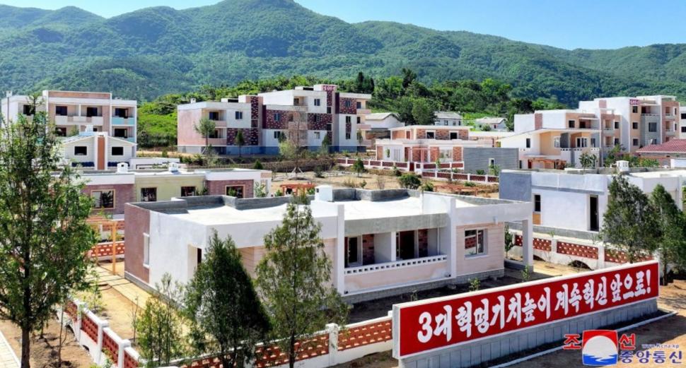 Nord-coreenii mor de foame, dar Kim Jong Un se laudă că le construiește sate „de lux” 937887