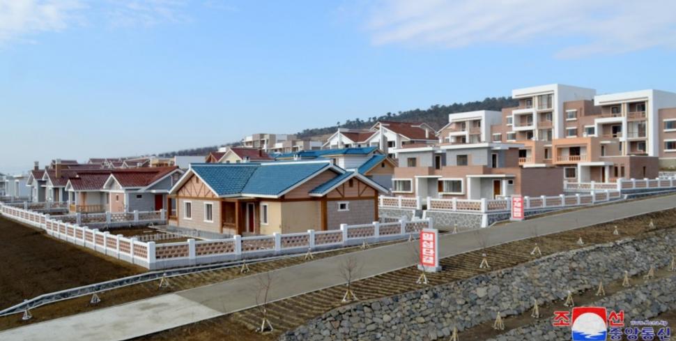 Nord-coreenii mor de foame, dar Kim Jong Un se laudă că le construiește sate „de lux” 937888