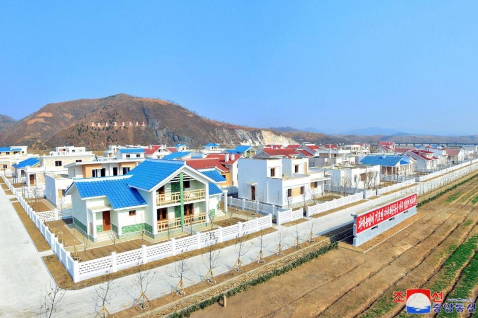 Nord-coreenii mor de foame, dar Kim Jong Un se laudă că le construiește sate „de lux” 937889