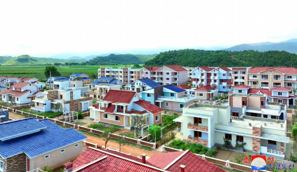 Nord-coreenii mor de foame, dar Kim Jong Un se laudă că le construiește sate „de lux” 937890