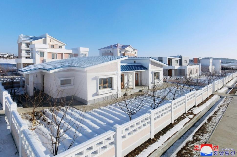 Nord-coreenii mor de foame, dar Kim Jong Un se laudă că le construiește sate „de lux” 937891