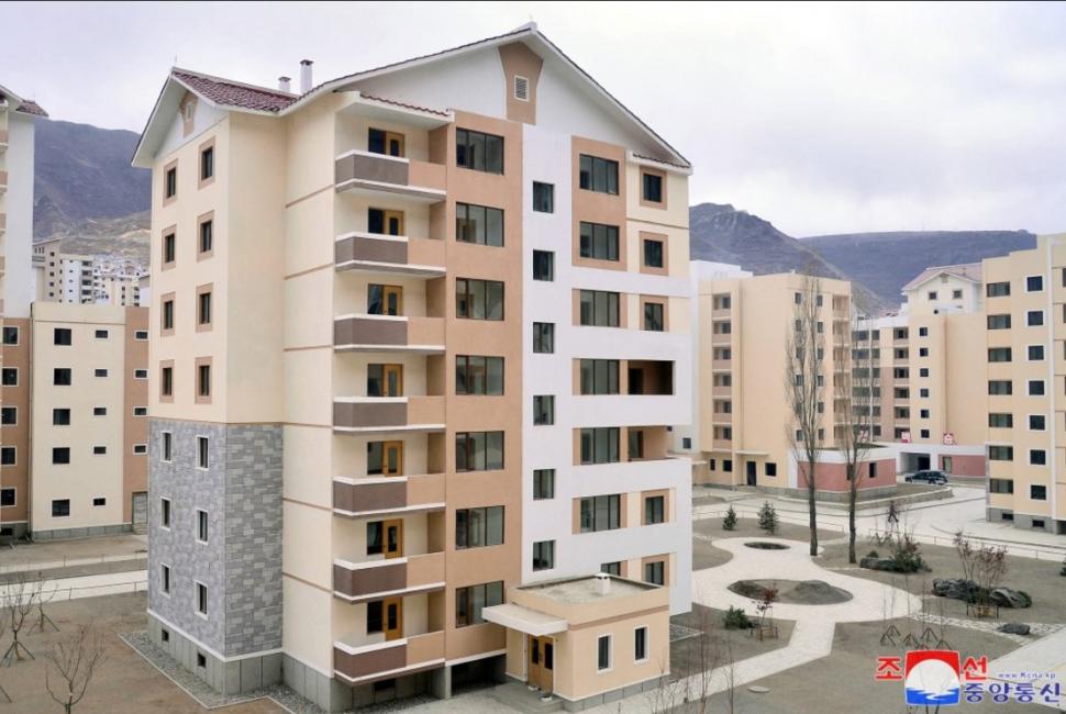 Nord-coreenii mor de foame, dar Kim Jong Un se laudă că le construiește sate „de lux” 937892