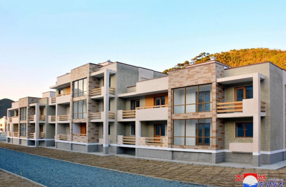 Nord-coreenii mor de foame, dar Kim Jong Un se laudă că le construiește sate „de lux” 937893