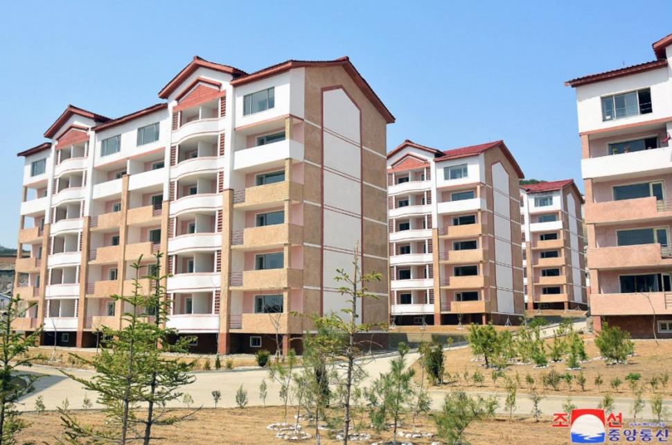 Nord-coreenii mor de foame, dar Kim Jong Un se laudă că le construiește sate „de lux” 937894