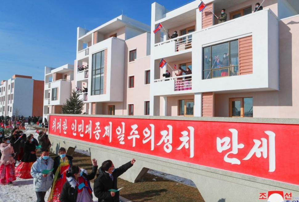 Nord-coreenii mor de foame, dar Kim Jong Un se laudă că le construiește sate „de lux” 937895