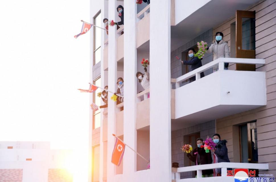 Nord-coreenii mor de foame, dar Kim Jong Un se laudă că le construiește sate „de lux” 937896