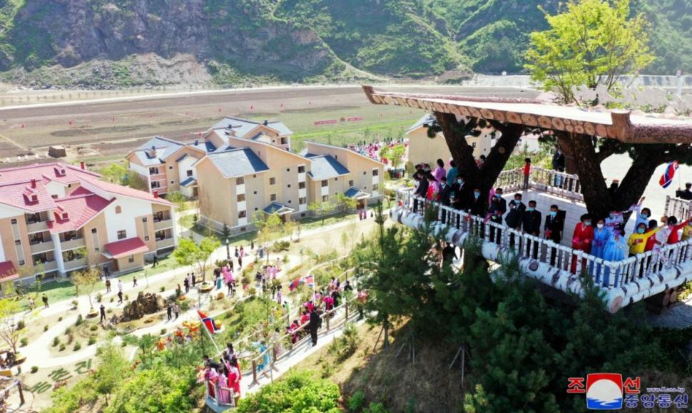 Nord-coreenii mor de foame, dar Kim Jong Un se laudă că le construiește sate „de lux” 937898