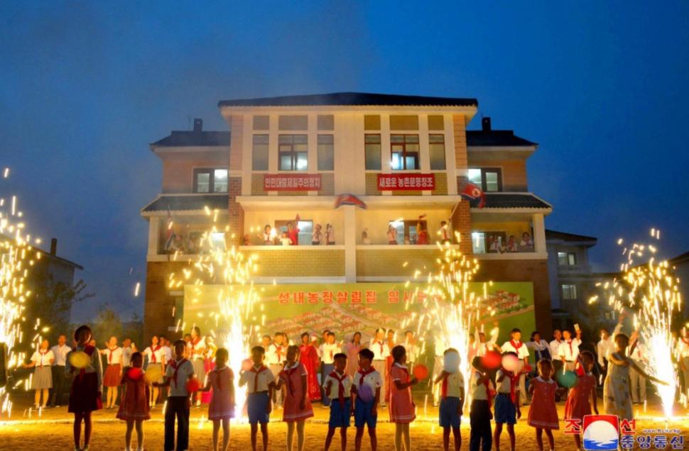 Nord-coreenii mor de foame, dar Kim Jong Un se laudă că le construiește sate „de lux” 937899