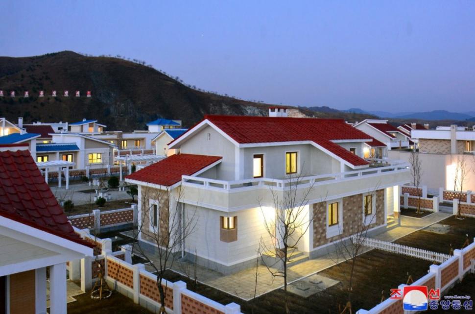 Nord-coreenii mor de foame, dar Kim Jong Un se laudă că le construiește sate „de lux” 937900