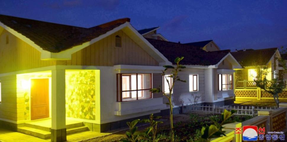 Nord-coreenii mor de foame, dar Kim Jong Un se laudă că le construiește sate „de lux” 937901