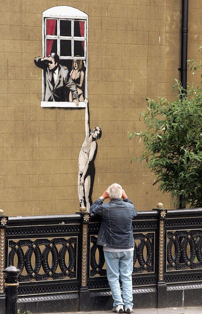 Una dintre picturile celebre ale lui Banksy va fi vândută împreună cu clădirea din Bristol pe care a fost pictată 938033