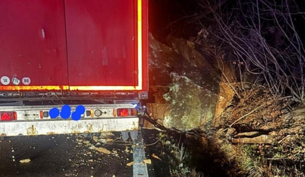 Alunecări masive de stânci pe Valea Oltului. Bolovanii au lovit un TIR. Traficul e blocat 938359