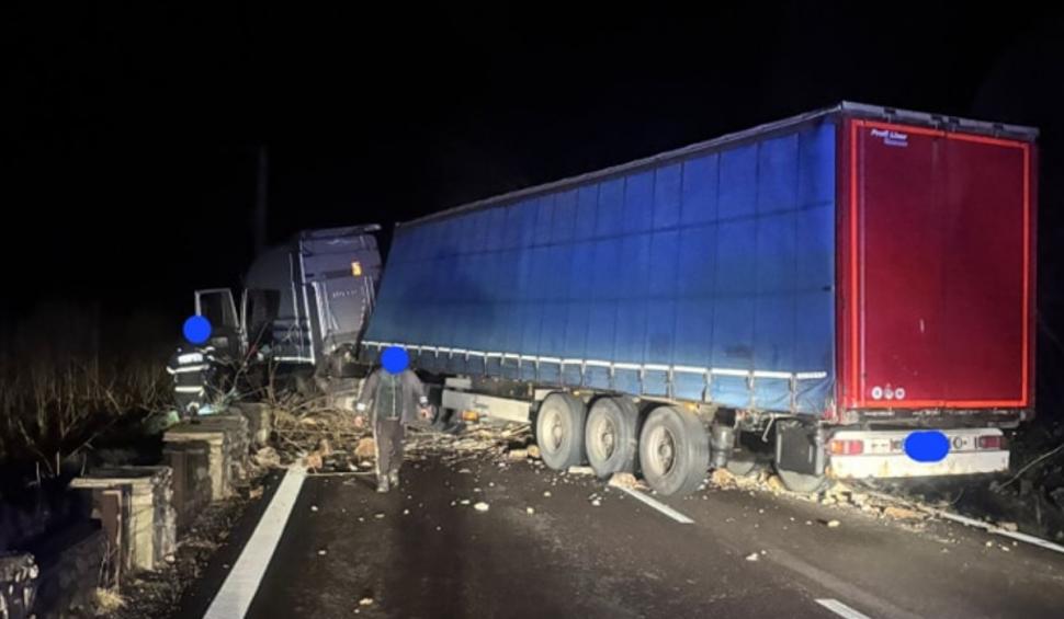 Alunecări masive de stânci pe Valea Oltului. Bolovanii au lovit un TIR. Traficul e blocat 938360