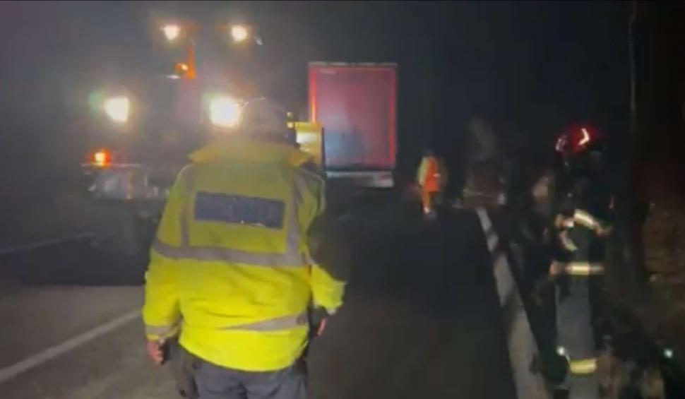 Alunecări masive de stânci pe Valea Oltului. Bolovanii au lovit un TIR. Traficul e blocat 938361