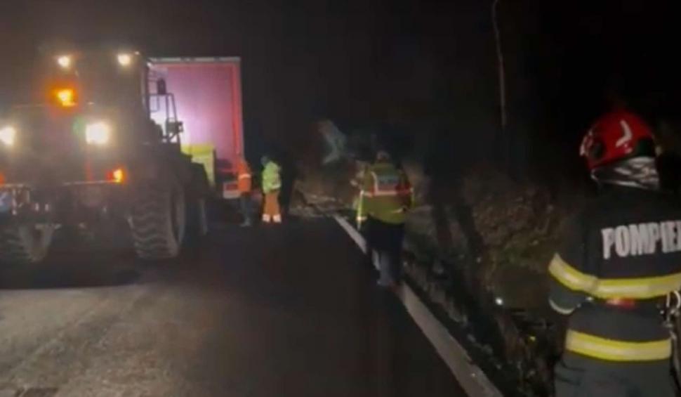 Alunecări masive de stânci pe Valea Oltului. Bolovanii au lovit un TIR. Traficul e blocat 938362