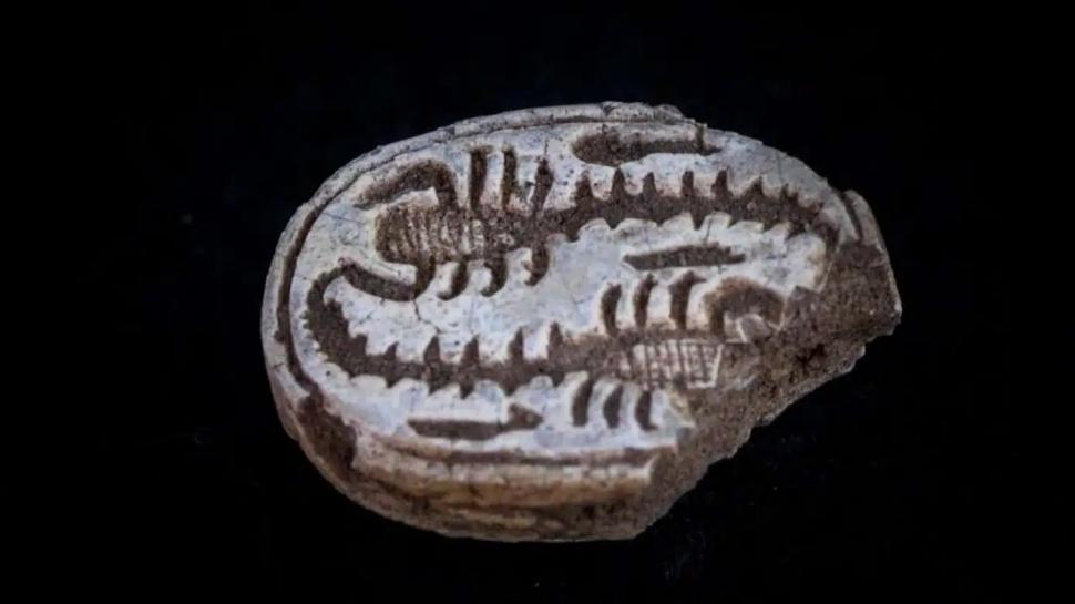 Descoperire din Egiptul Antic: O fetiță a găsit o amuletă ciudată, într-o drumeție. Ce simbolizează artefactul vechi de 3.500 de ani 938280