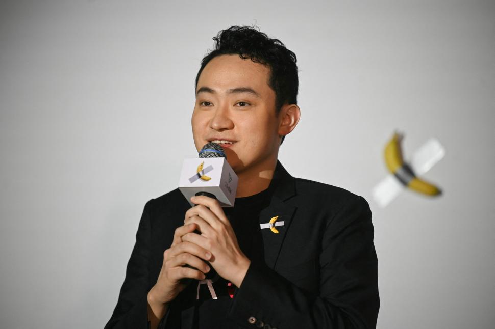 Miliardarul chinez Justin Sun și-a mâncat banana de 6 milioane de euro în fața jurnaliștilor: „Este mult mai bună decât celelalte” 938293
