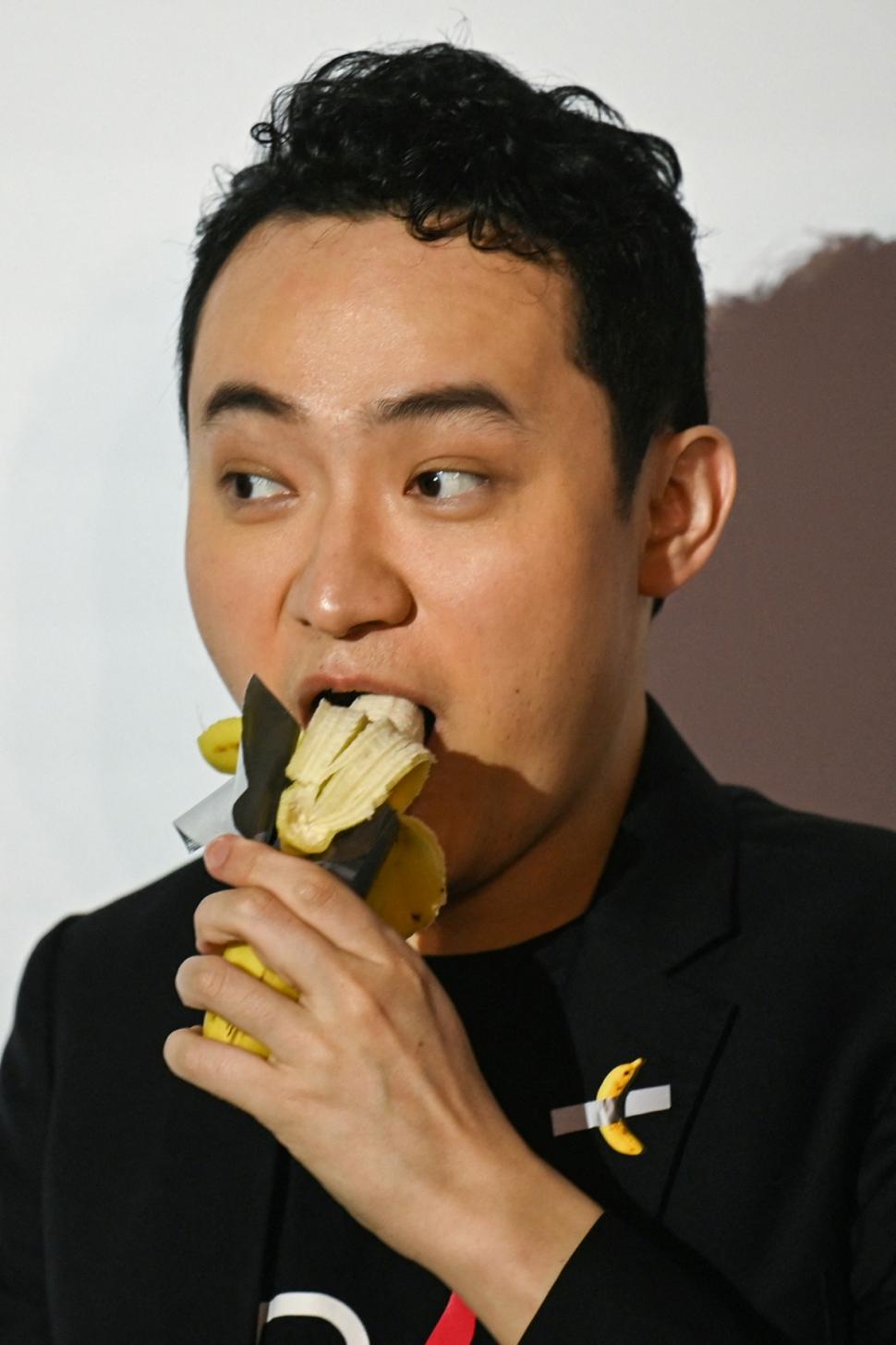 Miliardarul chinez Justin Sun și-a mâncat banana de 6 milioane de euro în fața jurnaliștilor: „Este mult mai bună decât celelalte” 938294