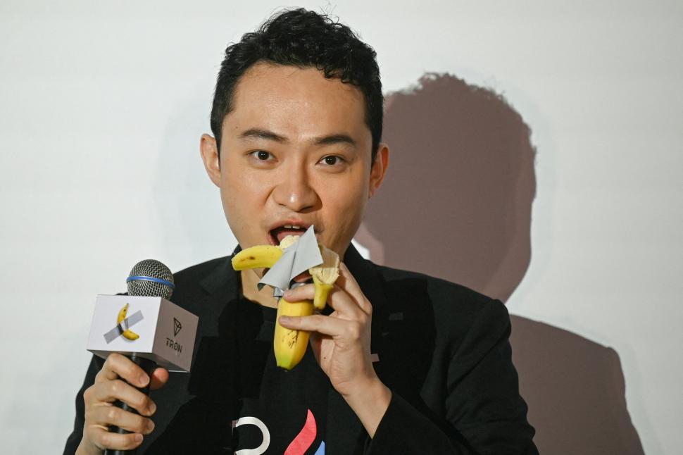 Miliardarul chinez Justin Sun și-a mâncat banana de 6 milioane de euro în fața jurnaliștilor: „Este mult mai bună decât celelalte” 938295