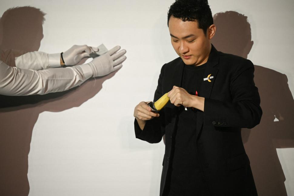 Miliardarul chinez Justin Sun și-a mâncat banana de 6 milioane de euro în fața jurnaliștilor: „Este mult mai bună decât celelalte” 938296