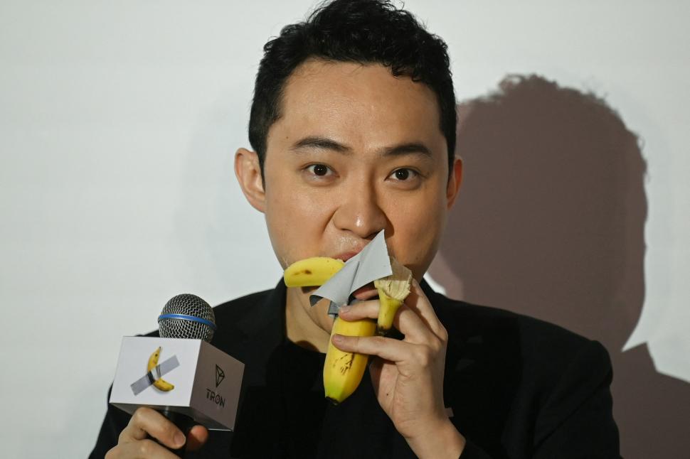 Miliardarul chinez Justin Sun și-a mâncat banana de 6 milioane de euro în fața jurnaliștilor: „Este mult mai bună decât celelalte” 938298