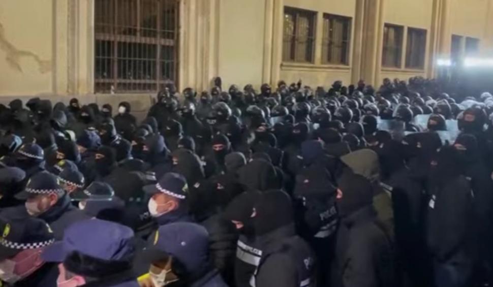 Proteste violente în Georgia după suspendarea negocierilor cu UE 938364