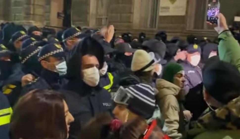 Proteste violente în Georgia după suspendarea negocierilor cu UE 938365