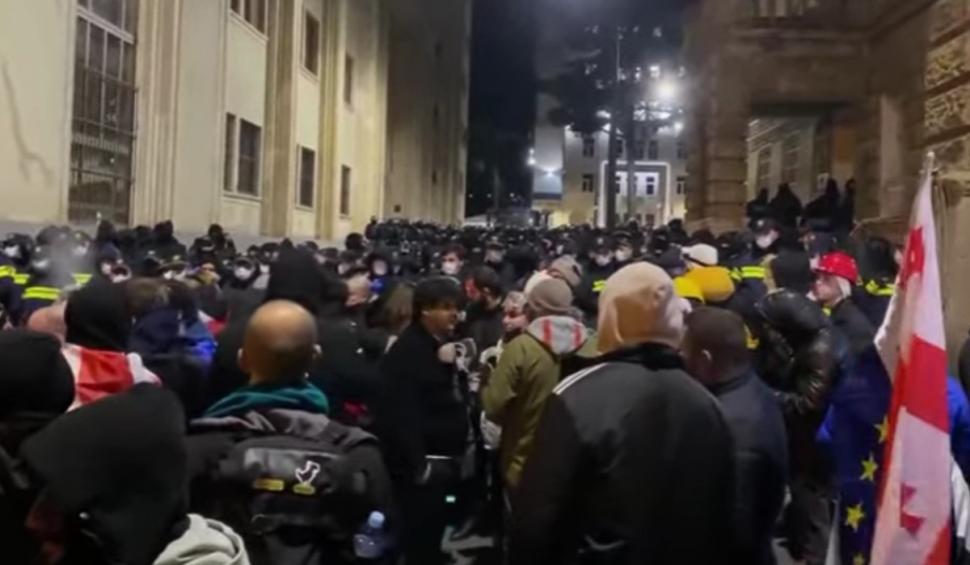 Proteste violente în Georgia după suspendarea negocierilor cu UE 938366