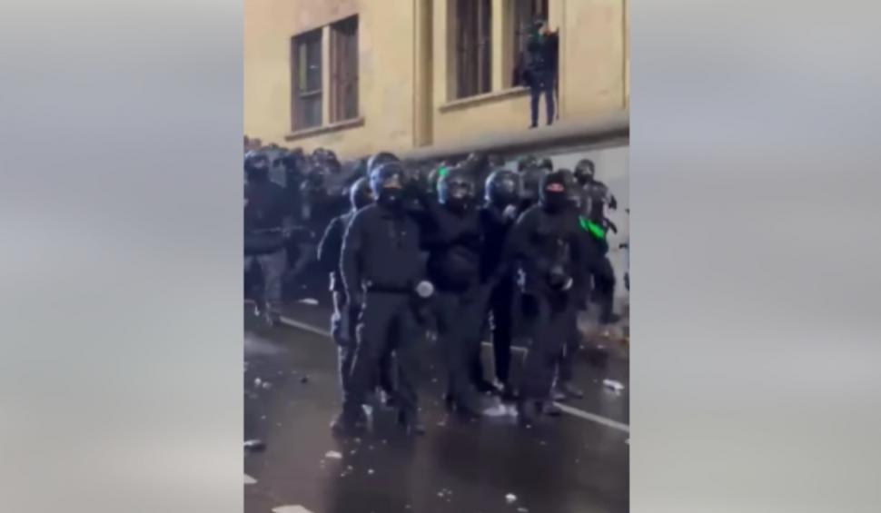 Proteste violente în Georgia după suspendarea negocierilor cu UE 938367