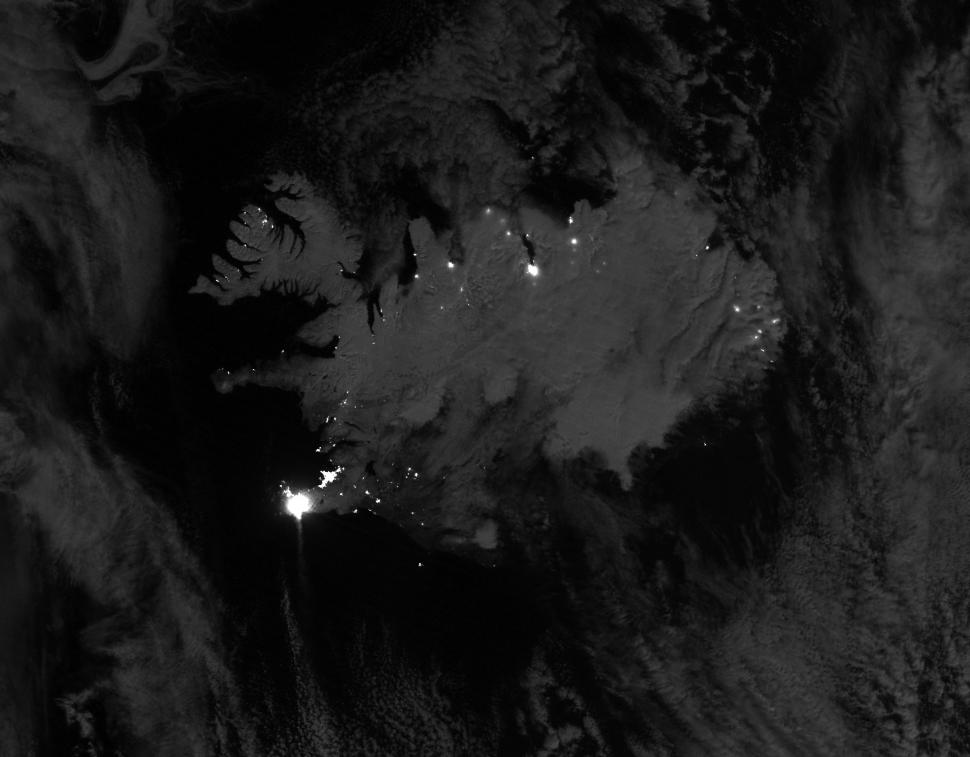 NASA a surprins imagini dramatice cu lava care curge lângă Laguna Albastră din Islanda. Erupția vulcanică a închis stațiunea celebră 938390