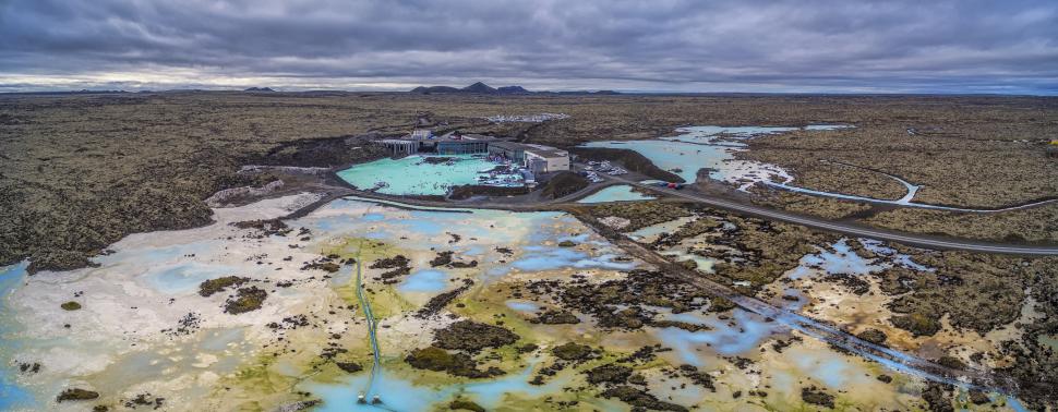 NASA a surprins imagini dramatice cu lava care curge lângă Laguna Albastră din Islanda. Erupția vulcanică a închis stațiunea celebră 938393