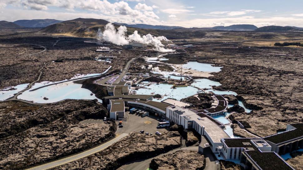 NASA a surprins imagini dramatice cu lava care curge lângă Laguna Albastră din Islanda. Erupția vulcanică a închis stațiunea celebră 938395