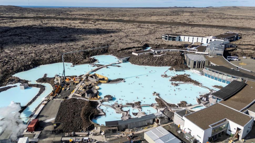 NASA a surprins imagini dramatice cu lava care curge lângă Laguna Albastră din Islanda. Erupția vulcanică a închis stațiunea celebră 938397